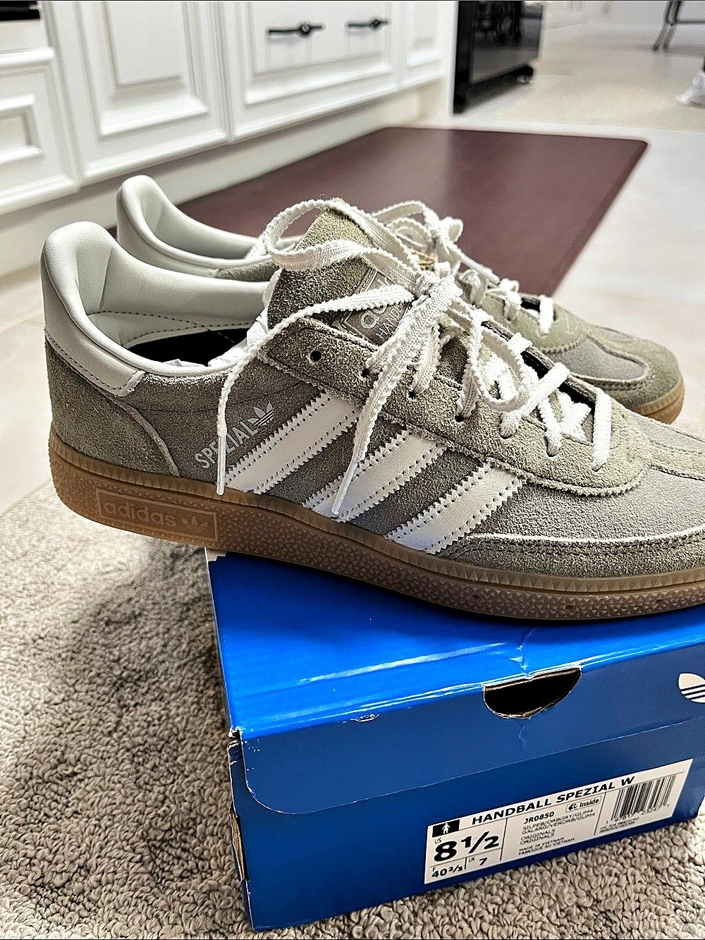 adidas Handball Spezial W Silver Pebble Orbit Grey Gum US women’s 8.5 NIB